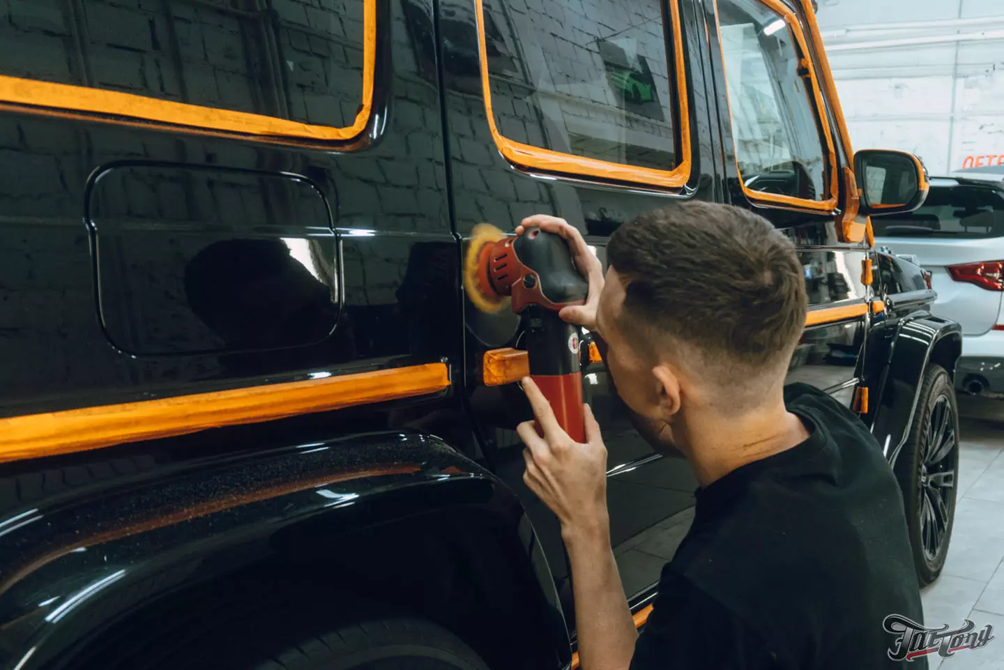 Побортная стереосистема с двумя усилителями на Mercedes G-class. Карбон в салоне. Полировка и керамика кузова, оклейка лобового стекла